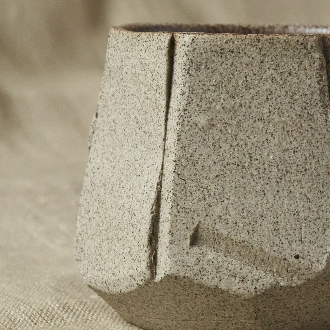 Studio Delta Pottery Cava #1 tazza grès antracite kurinuki
