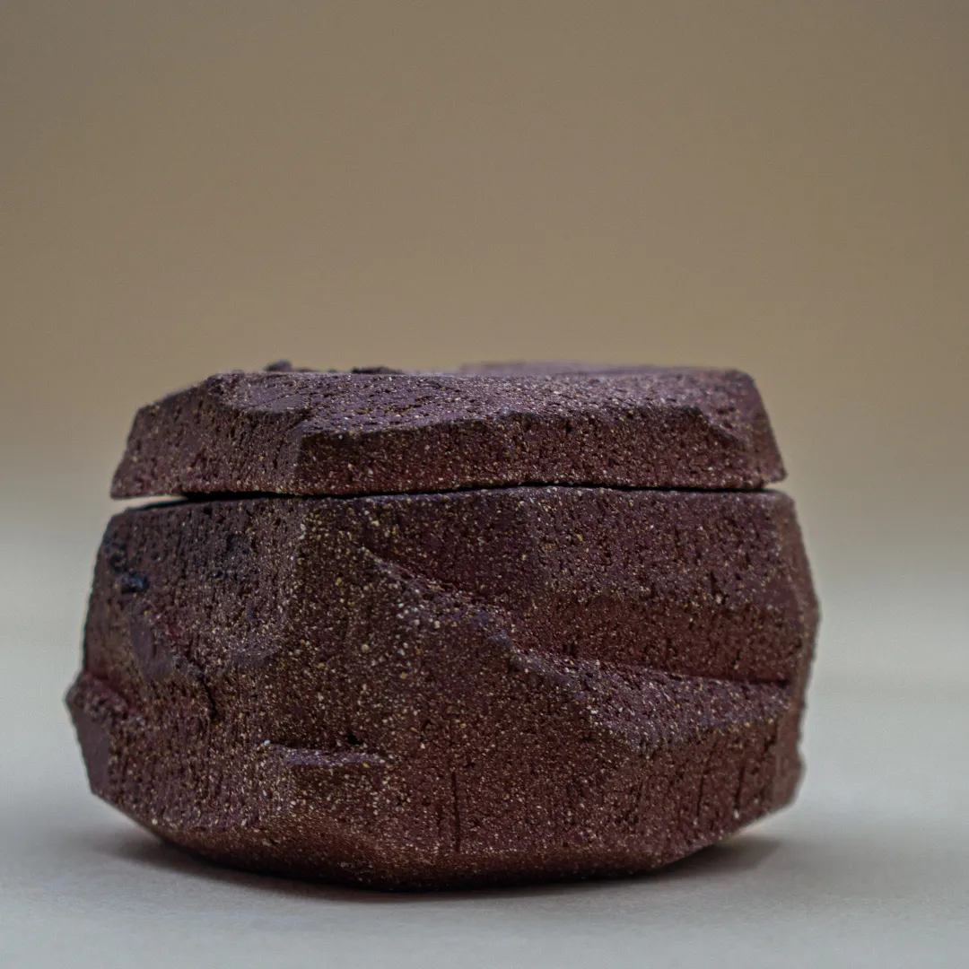 Studio Delta Pottery Scrigno #5 scatola  grès bordeaux kurinuki