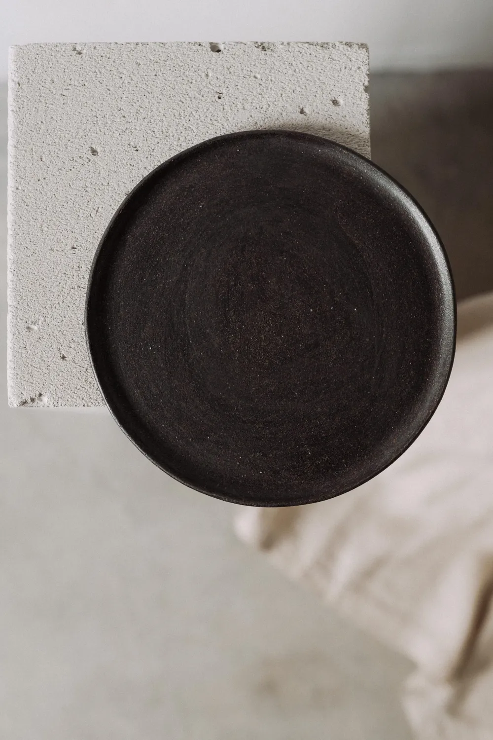 Poemi Earth piatto 23 cm in gres antracite