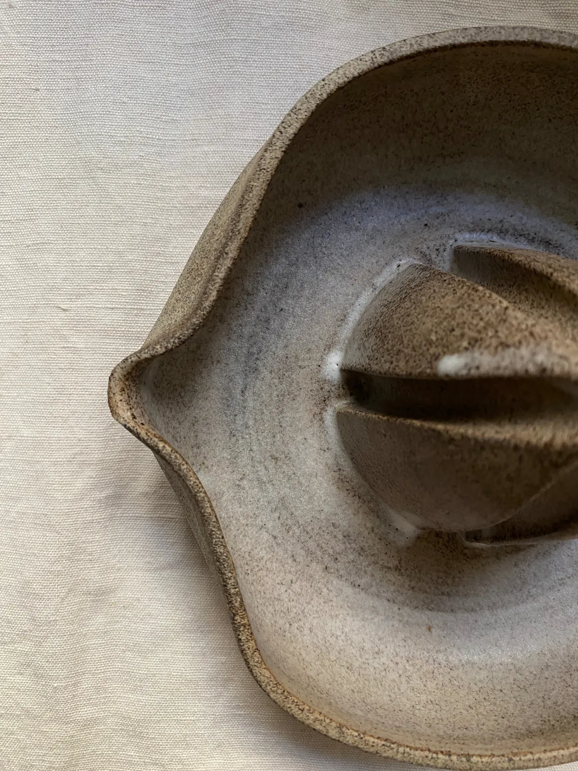 Studio Delta Pottery Sasso spremiagrumi manuale grès 15,5 cm