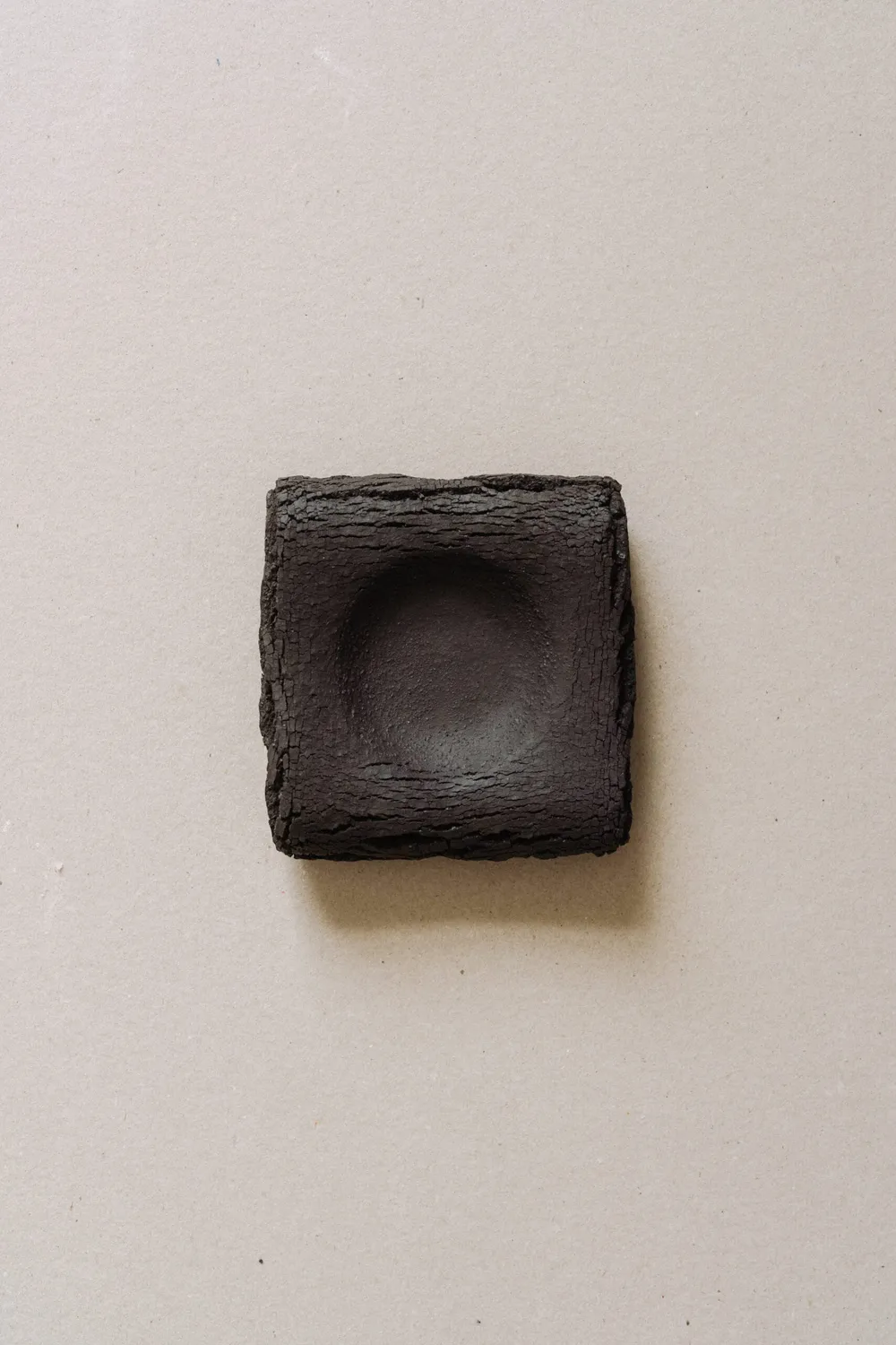 Poemi Aarde piatto quadrato 13 cm nero terrazzo