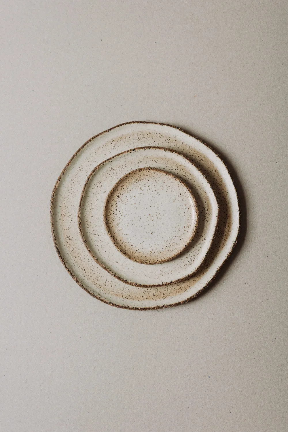 Poemi Umbria piatto 27 cm in gres beige opaco