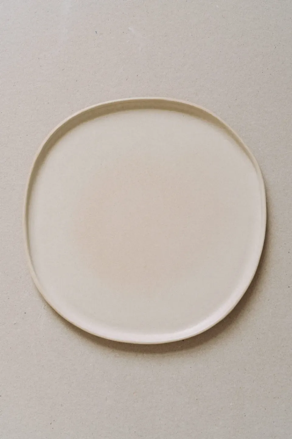 Poemi Aarde piatto in gres 26 cm bianco sporco