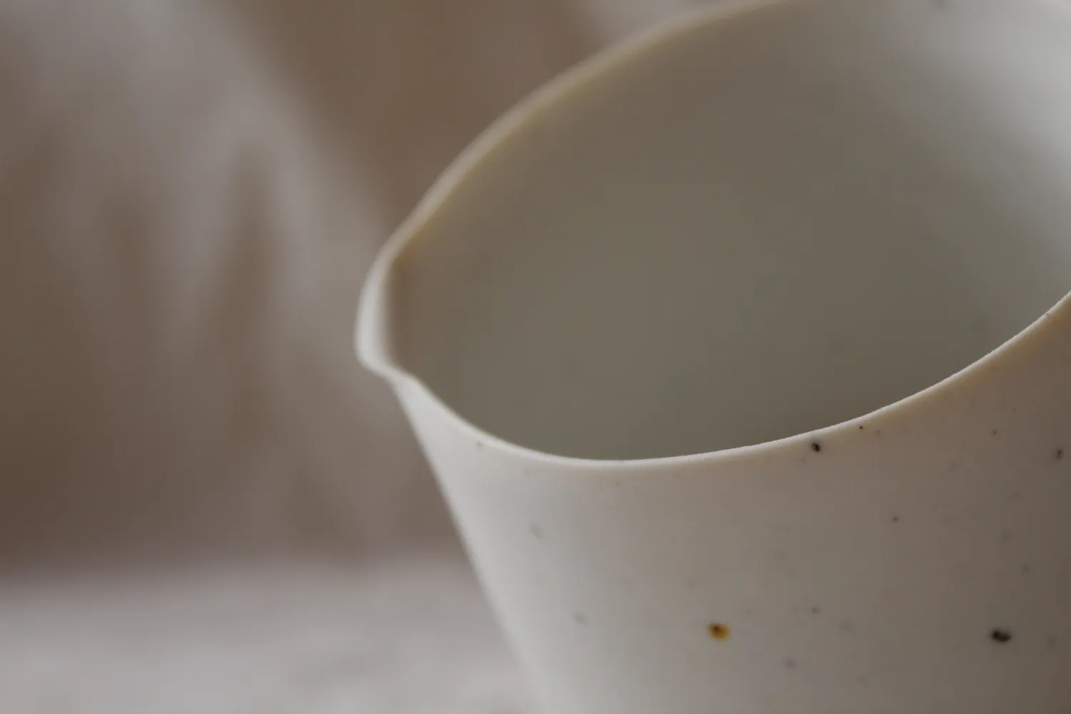 Studio Delta Pottery ciotola cilindrica beccuccio porcellana