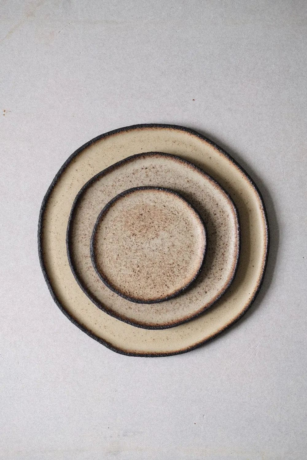 Poemi ROU/A piatto 27 cm gres nero terrazzo