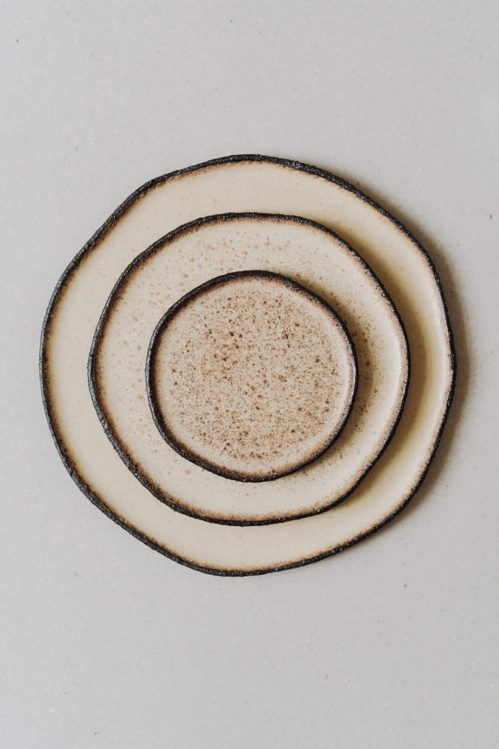 Poemi ROU/A piatto 27 cm gres nero terrazzo