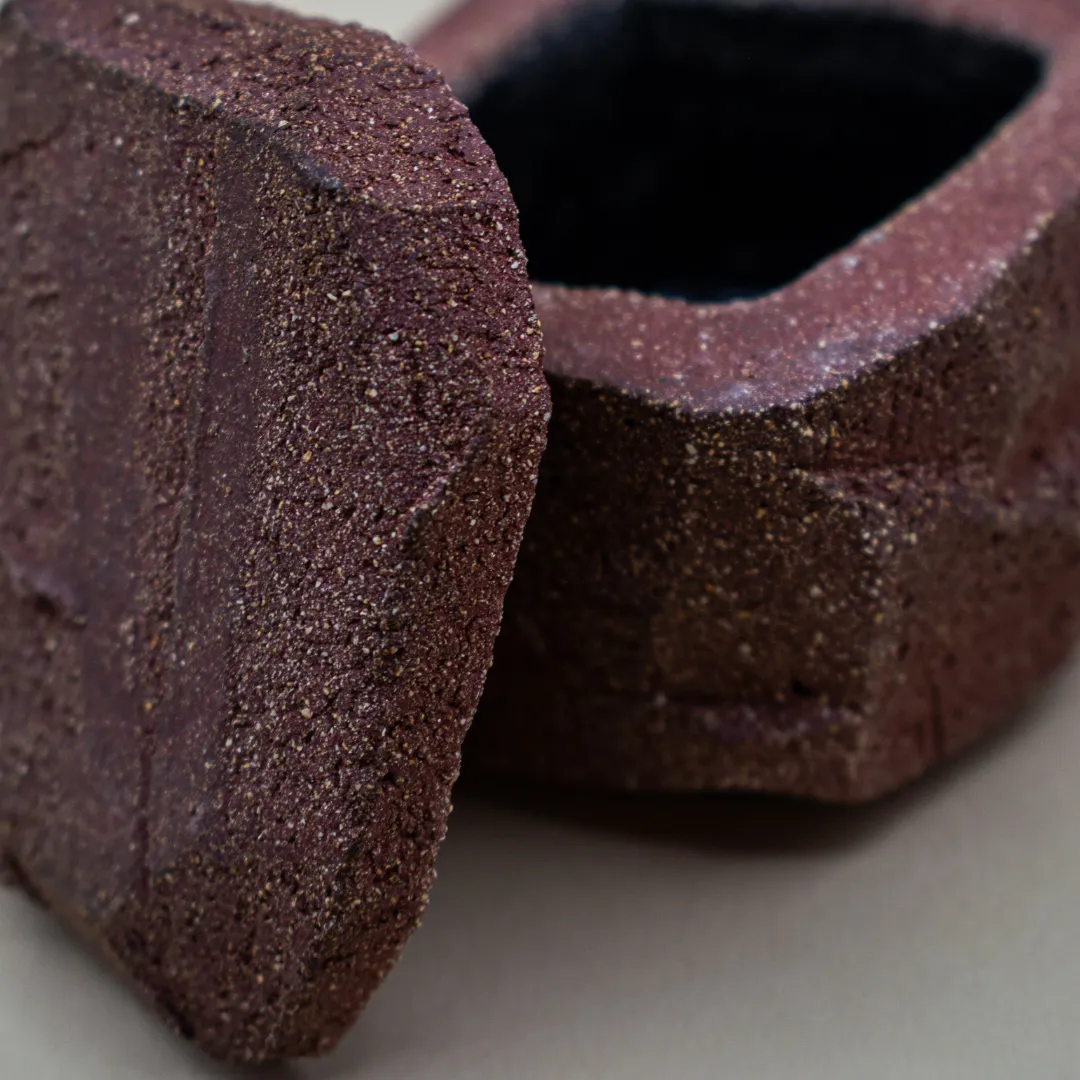 Studio Delta Pottery Scrigno #5 scatola  grès bordeaux kurinuki