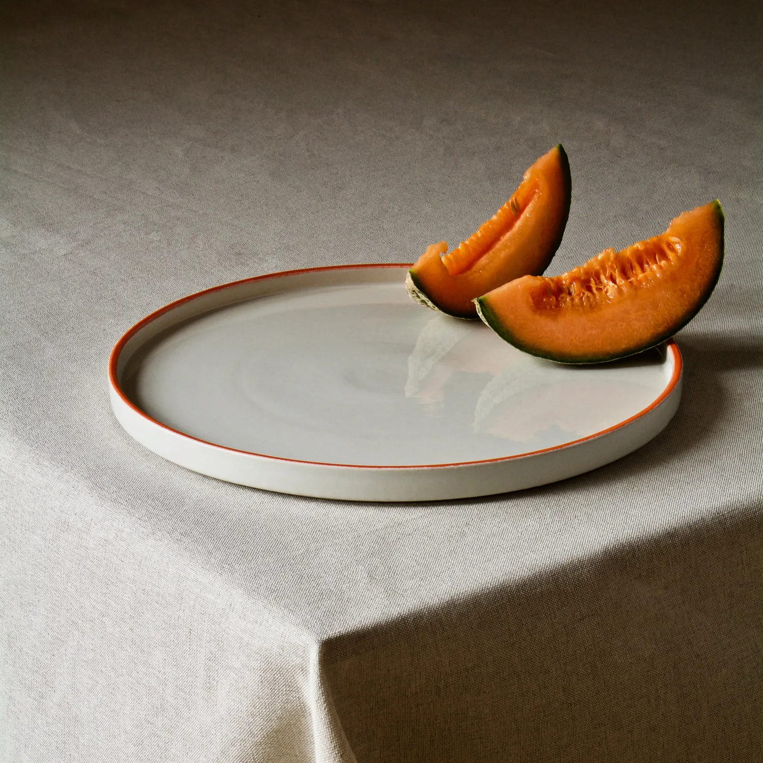 Gigi piatto piano nero in ceramica smaltata